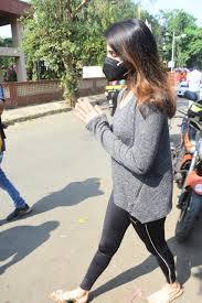 यहां फोटोग्राफर्स ने तस्वीरें क्लिक करने के लिए उनका पीछा किया तो अभिनेत्री ने हाथ जोड़ते हुए ऐसा करने से मना किया था. 