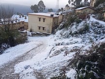 पौड़ी में बर्फबारी के बाद ठंड बढ़ी, मौसम का लुत्फ उठाने पर्यटकों ने पहाड़ों का किया रुख