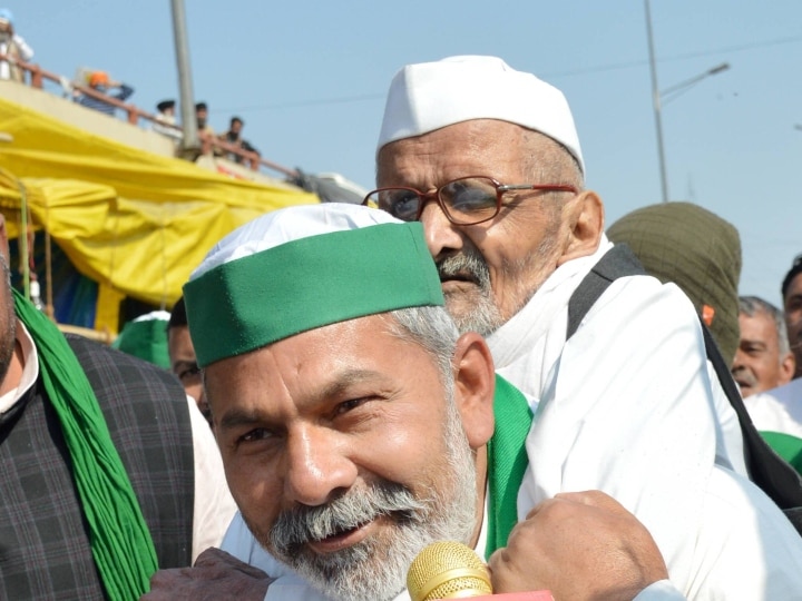 Farmer movement Rakesh Tikait lifts 92-year-old man on his shoulder photo viral किसान आंदोलन: जब राकेश टिकैत ने 92 साल के बुजुर्ग को कंधे पर उठा लिया, देखें