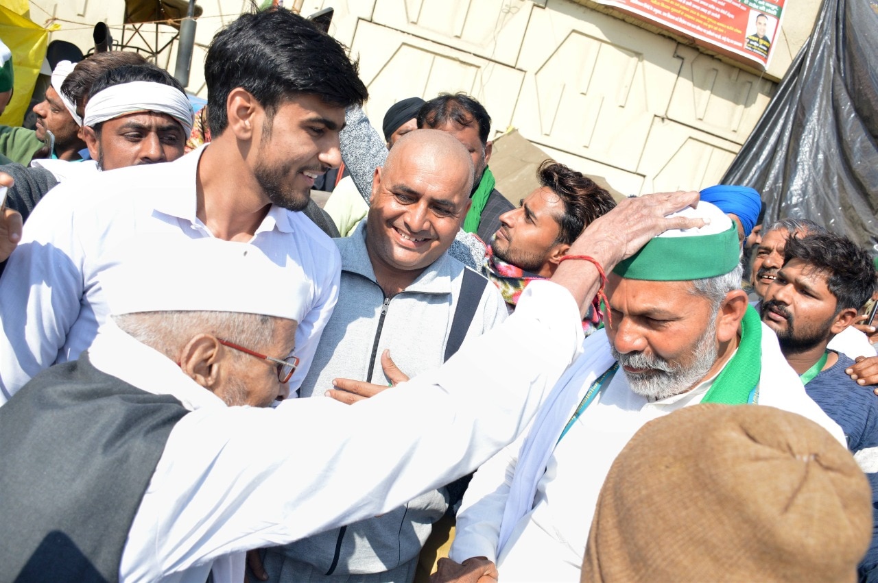 किसान आंदोलन: जब राकेश टिकैत ने 92 साल के बुजुर्ग को कंधे पर उठा लिया, देखें