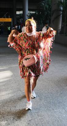 एयरपोर्ट पर भी मस्ती के मूड में दिखीं कॉमेडियन Bharti Singh, ऐसे दिए पोज़ देखते ही आ जाएगी हंसी
