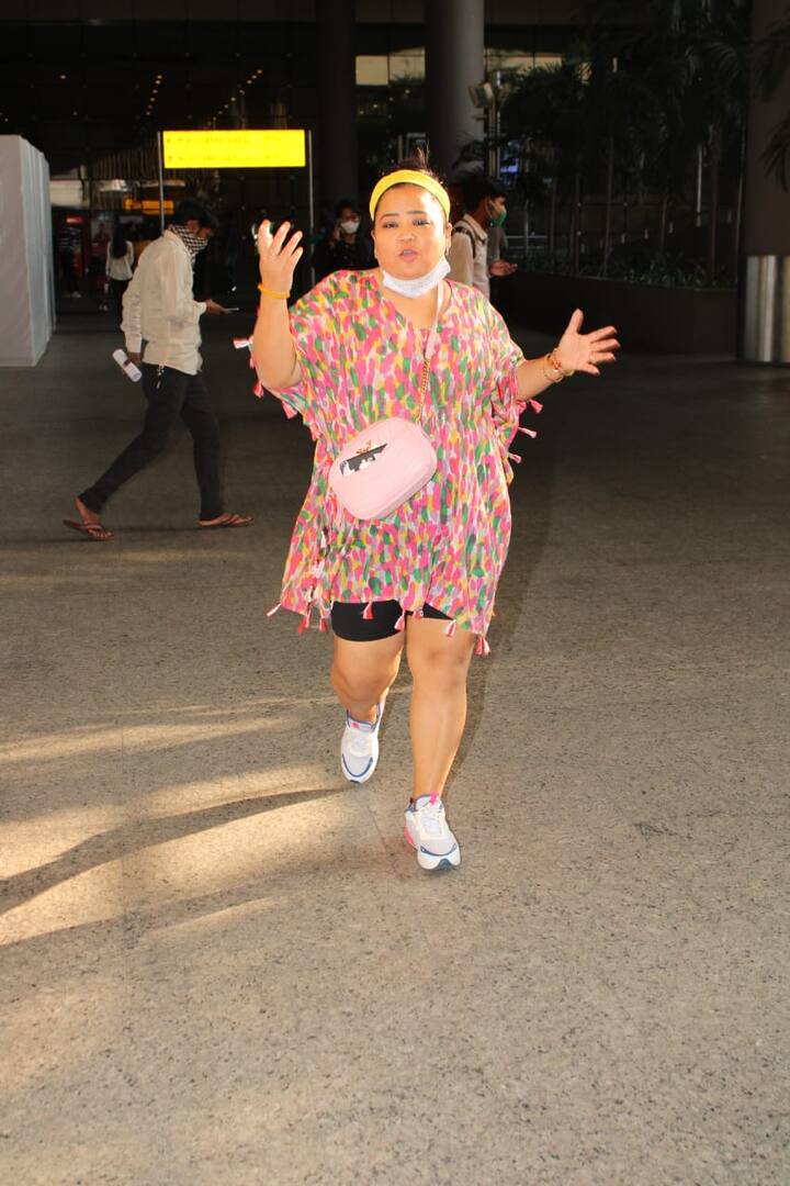 उन्होंने पैपराज़ी के कैमरों के सामने जमकर मस्ती की और ऐसे पोज़ बनाए जिन्हें देख हर कोई हसंते हसंते लोटपोट हो जाए. 