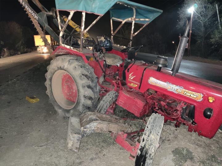 Three died in collision between Tractor and car in Jalaun ann जालौन में ट्रैक्टर और कार में जबरदस्त भिड़ंत, तीन की मौत, दो की हालत नाजुक