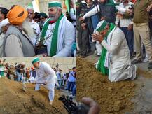 गाजीपुर में प्रशासन ने जहां लगाई थी कील वहां राकेश टिकैत ने लगाए फूल, खुद फावड़ा चलाते दिखे