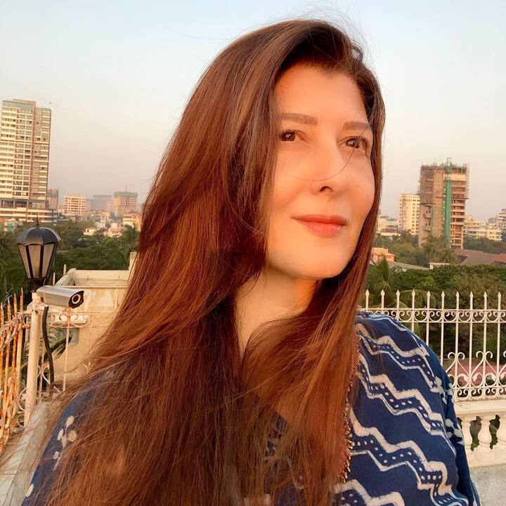 संगाती बिजलानी आज भी उतने ही स्टाइल से रहती हैं. वो काफी ग्लैमरस भी हैं और जिंदगी को खुलकर जीती हैं. सोशल मीडिया पर एक्टिव संगीता बिजलानी अपनी काफी वीडियो शेयर करती रहती हैं. (Photo Credit - Instagram)