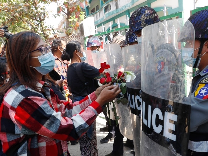 Thousands of people protested in Yangon against military coup म्यांमार में सैन्य तख्तापलट के विरोध में उतरी जनता, यंगून में हजारों लोगों ने प्रदर्शन किया