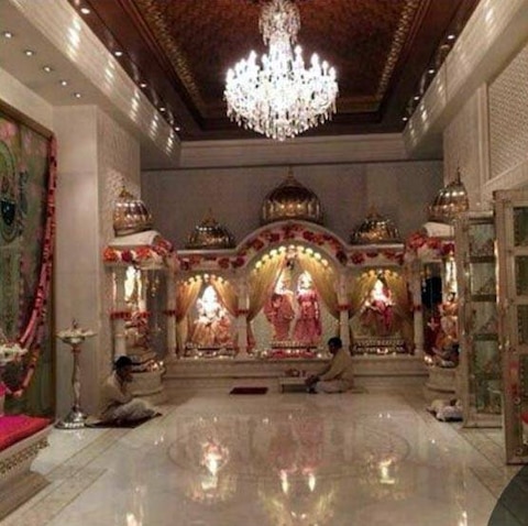 Inside Photos: सोने-चांदी से सजा है अंबानी के घर का मंदिर, हीरों के गहनों में लदी हैं मूर्तियां, अंदर की ये कारीगरी देख चौंधिया जाएंगी आंखे Inside Photos: सोने-चांदी से सजा है अंबानी के घर का मंदिर, हीरों के गहनों में लदी हैं मूर्तियां, अंदर की ये कारीगरी देख चौंधिया जाएंगी आंखे