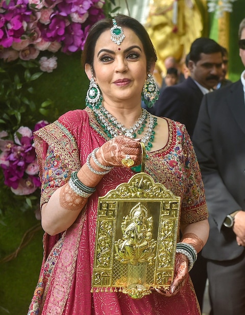 Inside Photos: सोने-चांदी से सजा है अंबानी के घर का मंदिर, हीरों के गहनों में लदी हैं मूर्तियां, अंदर की ये कारीगरी देख चौंधिया जाएंगी आंखे Inside Photos: सोने-चांदी से सजा है अंबानी के घर का मंदिर, हीरों के गहनों में लदी हैं मूर्तियां, अंदर की ये कारीगरी देख चौंधिया जाएंगी आंखे