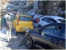 मसूरी में बर्फबारी के बाद लोगों का उमड़ा सैलाब, जाम से निपटने के लिए पुलिस ने संभाला मोर्चा