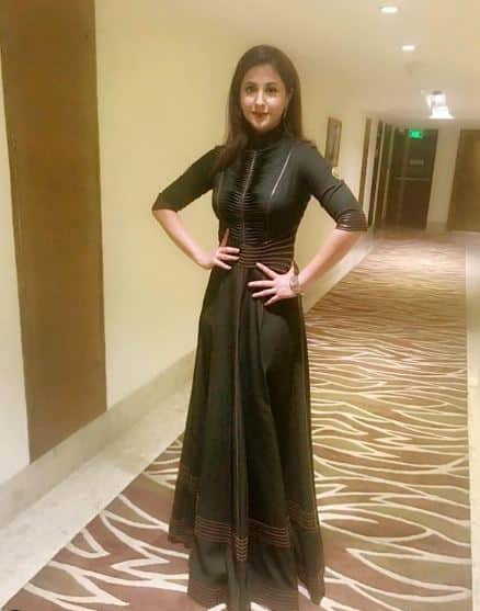 उर्मिला भी उस समय सिर्फ रामगोपाल वर्मा की फिल्में ही करती थीं. इस वजह से उन्होंने दूसरे कई डायरेक्टर्स की फिल्में करने से इंकार कर दिया था. वहीं रामगोपाल वर्मा का बॉलीवुड में कई लोगों के साथ 36 का आंकड़ा था. इस वजह से बाद में कई डायरेक्टर्स ने उर्मिला को फिल्मों में लेना बंद ही कर दिया. धीरे-धीरे उर्मिला को काम मिला भी बंद हो गया था और इस तरह उनका अच्छा-खासा करियर बर्बाद हो गया.  