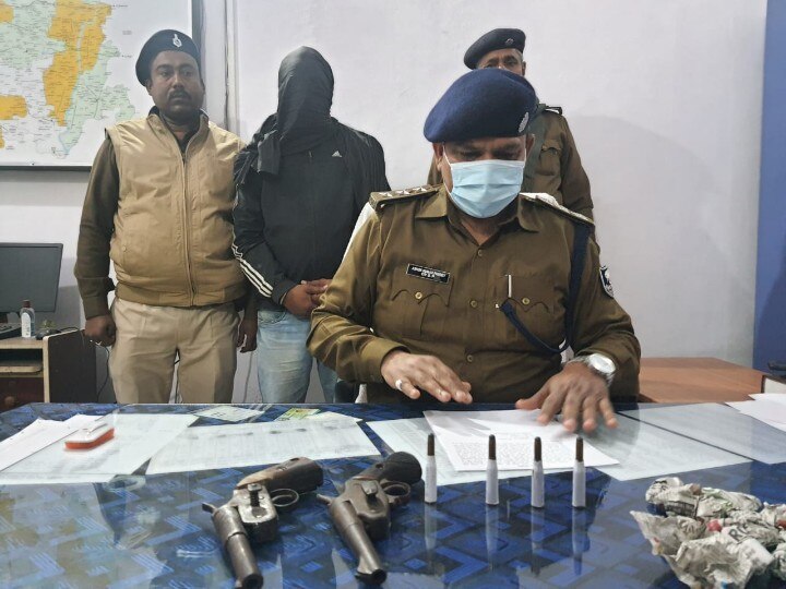 Bihar: Police arrested Medical storekeeper who was smuggling arms in jehanabad , recovered many arms ann बिहार: अवैध हथियार का धंधा कर रहा था दवा दुकानदार, पुलिस ने किया गिरफ्तार