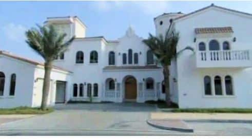 जन्नत, दुबई - शाहरुख खान दुबई टूरिज्म के ब्रांड एंबेसडर ही नहीं हैं, बल्कि दुबई के पाम जुमेराह में एक सुंदर घर के मालिक भी हैं. 'जन्नत' नाम का लग्जरी होम K Frond of Palm Jumeirah में स्थित है, जो दुनिया का सबसे बड़ा आर्टिफिशियल द्वीप समूह है.