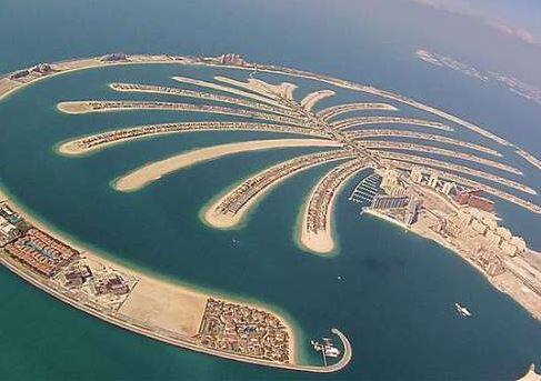 विला की कीमत कथित तौर पर $ 2.8 मिलियन है, जो लगभग 18 करोड़ रुपये है. 8500 वर्ग फुट के क्षेत्र में फैले, विला में छह बेडरूम हैं और दो रिमोट-नियंत्रित गैरेज, एक निजी पूल, और कई लग्जरी सुविधाएं मौजूद हैं. खबरों के मुताबिक, यह बंगला शाहरुख खान को दुबई स्थित प्रॉपर्टी डेवलपर नखेल ने गिफ्ट किया था.