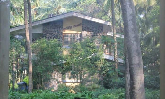 अलीबाग फार्महाउस पिछले कुछ सालों से इस फार्महाउस में शाहरुख खान का बर्थडे सेलिब्रेट किया जा रहा है. यह मुंबई से थोड़ी ही दूर पर है, इसलिए हर बार जब खान परिवार मुंबई की हलचल से ऊब जाता है, तो वे अपने अलीबाग फार्महाउस पर रिलेक्स करने चले आते हैं. 20,000 वर्ग मीटर में फैला, यह देजा वु फार्म पर स्थित है.