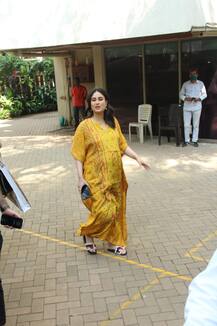 प्रेग्नेंट करीना कपूर खान मुंबई में अपने घर के बाहर हुईं स्पॉट, पीले रंग की ड्रैस में फ्लान्ट किया बेबी बंप