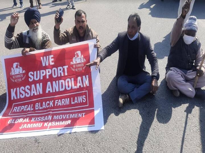 किसानों के चक्का जाम की तस्वीरें जम्मू से भी देखने को मिली, विरोध प्रदर्शनों में महिलाएं भी हुईं शामिल Pictures of farmers chakka jam were also seen from Jammu women also participated in protest ANN किसानों के चक्का जाम की तस्वीरें जम्मू से भी देखने को मिली, विरोध प्रदर्शनों में महिलाएं भी हुईं शामिल