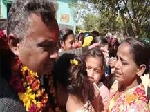 हमीरपुर: प्रिंसिपल की विदाई पर फूट-फूटकर रोए छात्र, ग्रामीण भी नहीं रोक पाए आंसू