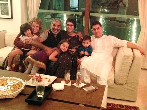 किंग साइज बेड नहीं Aamir Khan के घर में पड़ी हैं चारपाई, ये हैं मिस्टर परफेक्शनिस्ट के घर की INSIDE तस्वीरें