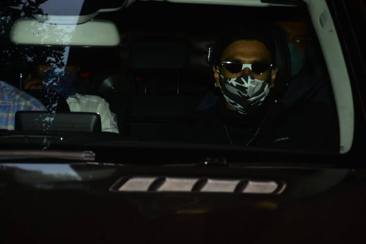 रणवीर इन दिनों फिल्म जोकर की शूटिंग में व्यस्त हैं. इसके अलावा उनकी फिल्म 83 भी तैयार है लेकिन कोरोना के चलते फिल्म की रिलीज़ अटकी हुई है.