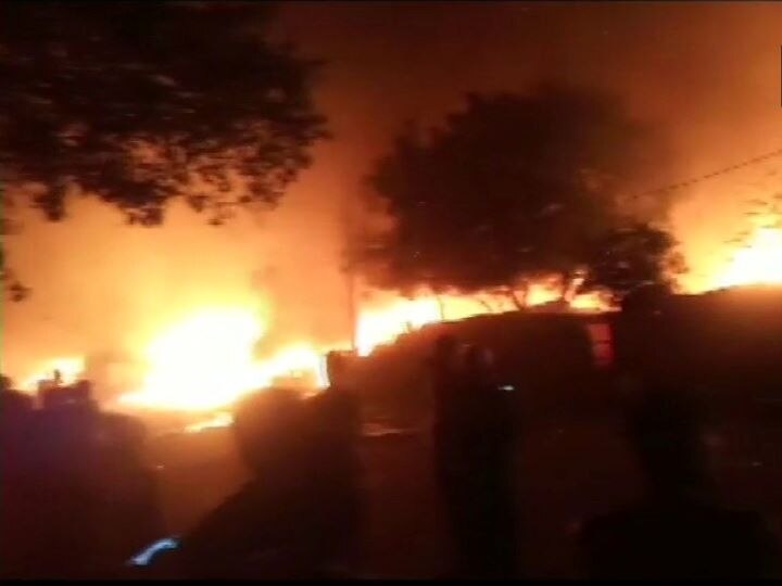 Delhi: Heavy fire in Okhla area, many fire engines are present on the spot दिल्ली के ओखला इलाके में लगी भीषण आग, मौके पर दमकल की कई गाड़िया मौजूद