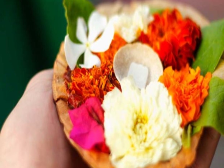 Puja-Path: Keep the garland of flowers in the form of prasada from the temple you will not get sin Puja-Path: मंदिर से प्रसाद के रूप में मिली फूलमाला या फूल को इस तरह रखें कि न हों पाप के भागीदार