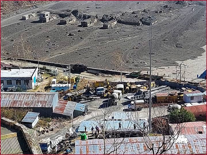 उत्तराखंड के चमोली जिले में ग्लेशियर टूटने से भारी तबाही हुई है. नदी किनारे बस्तियों को खाली कराया जा रहा है. अनाउंसमेंट की जा रही है. चमोली जिले के नदी किनारे की बस्तियों को पुलिस लाउडस्पीकर से अलर्ट कर रही है. हालांकि राहत की बात ये है कि पानी का बहाव थोड़ा कम हो गया है. सीएम त्रिवेंद्र सिंह रावत के मुताबिक हालात अब कंट्रोल में है. वो खुद पूरे हालात पर नजर बनाए हुए हैं. ये तस्वीर ऋषि गंगा पावर प्रोजेक्ट की है, जहां ग्लेशियर फटने के बाद सब कुछ बह गया है.