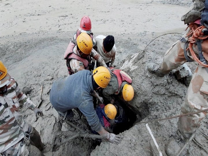 Uttarakhand Glacier Collapse, ITBP personnel rescue operation जिंदगी की जीत: ITBP के जवानों का रेस्क्यू ऑपरेशन, टनल से बाहर निकले मजदूर ने दिया ऐसा रिएक्शन