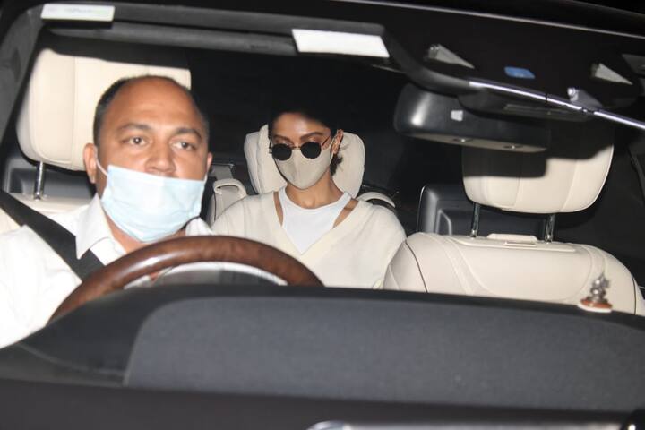 दीपिका बहुत जल्द पति रणवीर सिंह के साथ फिल्म 83 में भी नजर आने वाली है. ये फिल्म क्रिकेटर कपिल देव की बायोपिक है.
सभी तस्वीरें मानव मंगलानी के अकाउंट से ली गई है.