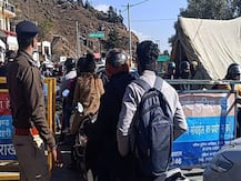 टिहरी पुलिस ने बैरिकेडिंग कर पर्यटकों को धनोल्टी जाने से रोका, बताई ये वजह