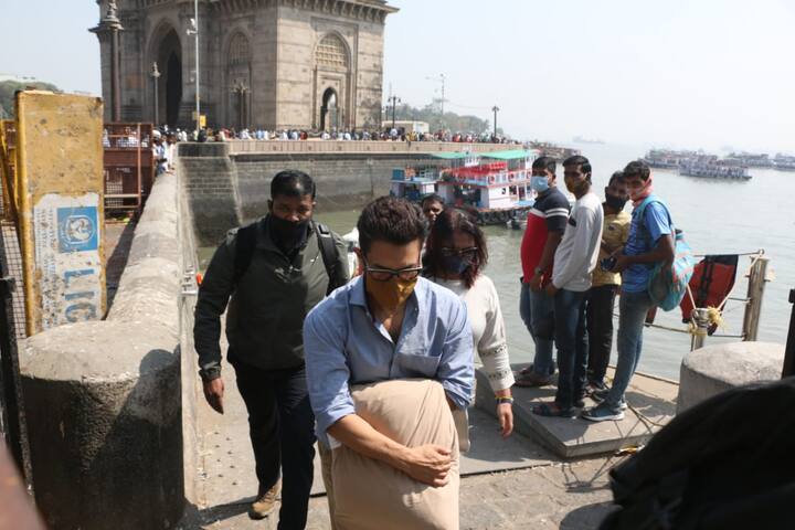 आमिर खान के हाथ में तकिया भी देखा गया, जिसे वो अक्सर फ्लाइट्स या लंबी जर्नी के दौरान अपने पास रखते हैं. 