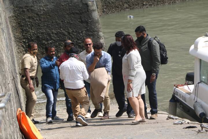 आजाद  नीले रंग की टी-शर्ट और नीले रंग की जींस पहने हुए दिखाई दिए. 