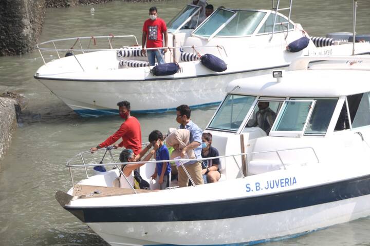 बॉलीवुड एक्टर आमिर खान अपने परिवार के साथ आज मुंबई के गेट वे ऑफ इंडिया पर स्पॉट हुए. वह अपने परिवार के साथ अलीबाग से फेरी में बैठकर यहां तक आए थे.  