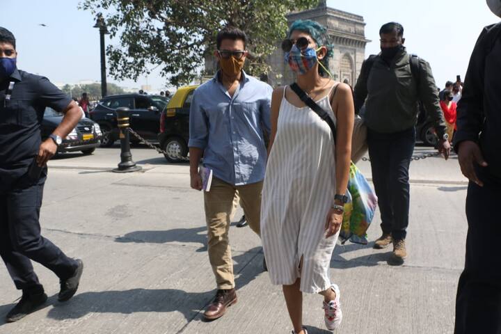 उनके साथ उनकी पत्नी और फिल्ममेकर किरण राव को भी मौजूद थी. उन्होंने अपने बालों में नीला कलर करवाया हुआ है. 