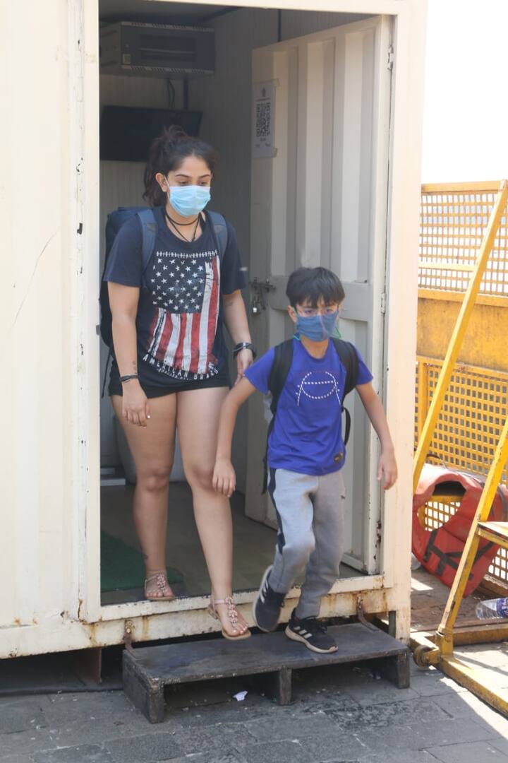 इरा के साथ उनका छोटा भाई आजाद भी दिखाई दिया. इरा आजाद का हाथ पकड़कर चलते हुए भी दिखाई दीं. 