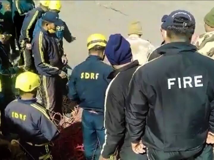 Uttarakhand Glacier Collapse: उत्तराखंड सरकार ने जारी किया हेल्पलाइन नंबर, सीएम बोले- नुकसान का अनुमान लगाना मुश्किल Uttarakhand Glacier Collapse state govt release helpline number Uttarakhand Glacier Collapse: उत्तराखंड सरकार ने जारी किया हेल्पलाइन नंबर, सीएम बोले- नुकसान का अनुमान लगाना मुश्किल