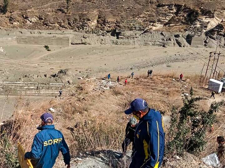 उत्तराखंड त्रासदी के बाद चमोली से लेकर हरिद्वार तक अलर्ट जारी किया गया है. गंगा और सहायक नदियों के किनारे के रास्ते बंद किए गए हैं.