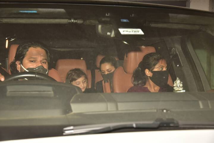 करण जौहर के बांद्रा स्थित घर में ये पार्टी रखी गई थी. जिसमें गौरी खान भी बेटे अबराम के साथ पहुंचीं थीं. 