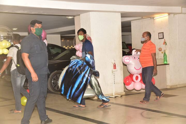 वहीं इस बर्थडे की तैयारी भी खूब की गई थी. बर्थडे बैलून कार में भरे हुए नज़र आए जिन पर लिखा था Happy Birthda Roohi और Happy Birthday Yash. 