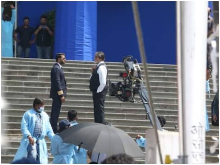 कई साल बाद फिर एकसाथ 'मे डे' में स्क्रीन शेयर करेंगे अजय देवगन-अमिताभ बच्चन, शूटिंग की तस्वीरें हुई वायरल Amitabh Bachchan and Ajay Devgan were seen shooting for the new film कई साल बाद फिर एकसाथ 'मे डे' में स्क्रीन शेयर करेंगे अजय देवगन-अमिताभ बच्चन, शूटिंग की तस्वीरें हुई वायरल