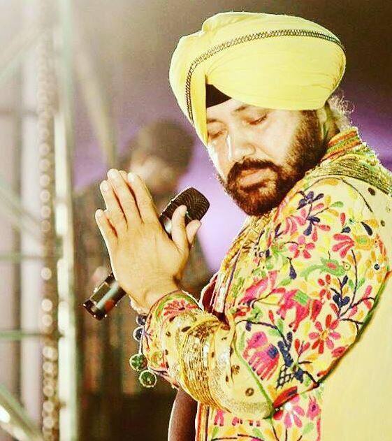 दलेर महंदी ने भी ट्वीट कर कहा कि, “मैं माहौल को लेकर दुआं करता हूं.”