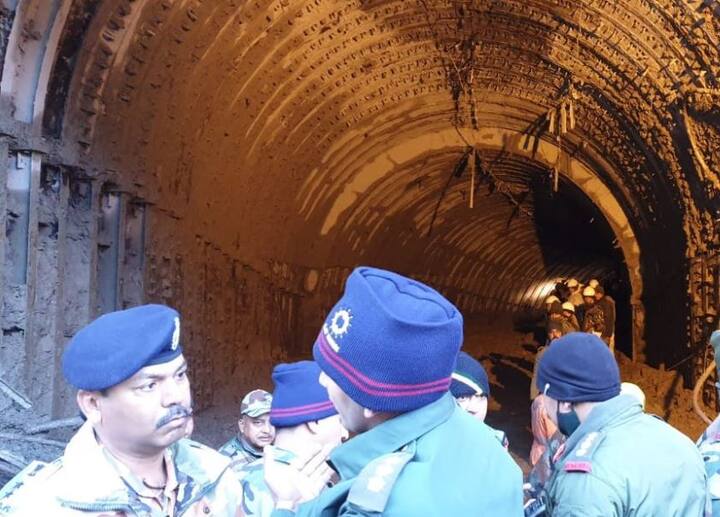 आईटीबीपी के 300 जवान टनल को क्लियर करने में लगे हैं, जिससे लोगों को निकाला जा सके.