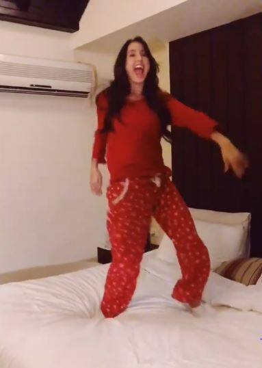 नोरा फतेही अपने घर में नाचती और अपने गाने ‘दिलबर’ के कामयाबी का जश्न मनाती दिखीं थी. इस दौरान भी उन्होंने लाल रंग का पजामा और टी-शर्ट पहनी हुई थी. वाकई नोरा को लाल रंग से एक अलग ही लगाव है.