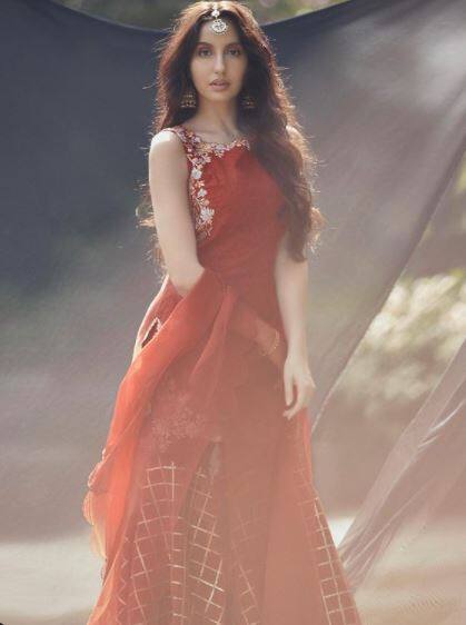 इंस्टाग्राम पर अपोलड की गई इस तस्वीर को नोरा के फैंस ने बहुत पसंद किया. लाल रंग का सूट पहने नोरा बेहद प्यारी लग रही हैं. बालों को कर्ल किये, माथे पर मांग टीका लगाए नोरा ने अपने फैंस का दिल जीत लिया. उनके फैंस ने कहा कि आप किसी एंजल से कम नहीं लग रही हैं.