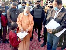 सीएम योगी का अलग अंदाज, कहीं महिलाओं की गोद भराई तो कहीं किया बच्चों का अन्नप्राशन