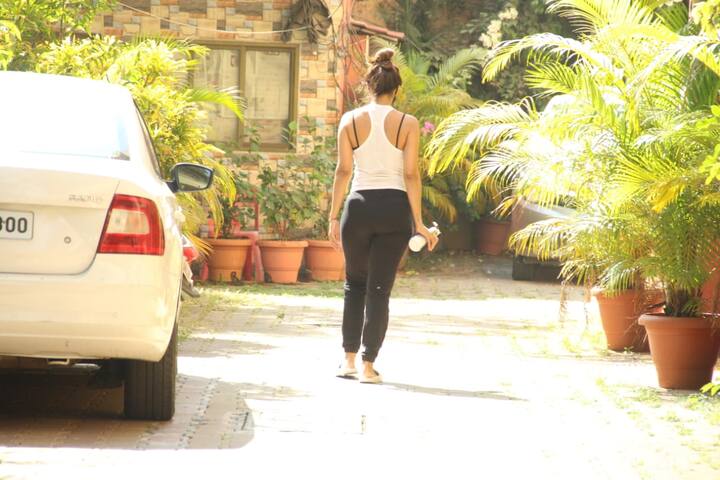 मलाइका अरोड़ा डिनर जल्दी कर लेती हैं. डिनर में वो उबले veggies लेती हैं और एक  बाउल सूप भी लेती हैं.