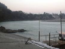 ऋषिकेश में बढ़ा गंगा का जलस्तर, पर्यटकों और दुकानदारों को घाटों से दूर रहने की दी गई हिदायत