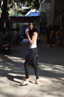 कोई डांस क्लास तो कोई शॉपिंग पर, देखिए कहां दिखाई दीं ये बॉलीवुड अभिनेत्रियां