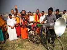 माघ मेले में साइकिल पर लाउडस्पीकर बांधकर श्रद्धालुओं को जागरूक कर रहे हैं मौनी बाबा, वजह जानकर रह जाएंगे हैरान