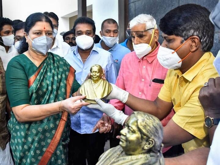 सक्रिय राजनीति में लौटेंगी शशिकला, चार साल जेल की सजा काटने के बाद वापस आईं हैं तमिलनाडु AIADMK suspended leader VK Sasikala says she will return in active politics of Tamil Nadu सक्रिय राजनीति में लौटेंगी शशिकला, चार साल जेल की सजा काटने के बाद वापस आईं हैं तमिलनाडु