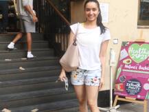 शॉपिंग करते हुए स्पॉट हुईं Shraddha Kapoor, दिखा नो मेक अप लुक
